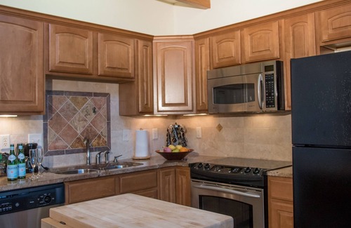 Stanley Hills Condominio | Spacious, lofted condo, private patio with hot tub, and views of RMNP!