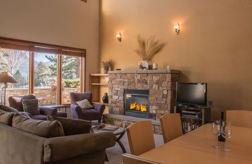 Stanley Hills Condominio | Spacious, lofted condo, private patio with hot tub, and views of RMNP!