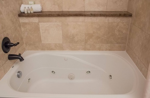 Stanley Hills Condominio | Spacious, lofted condo, private patio with hot tub, and views of RMNP!