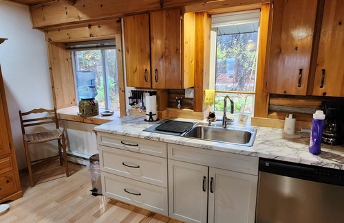 Coboconk Cabaña | Spacious Log Cabin, Ready for Fall and Thanksgiving!