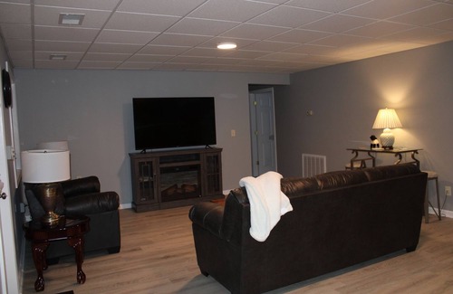 Harrisonburg Apartamento | Spacious lower level of brick ranch home. Close to city, in quiet location