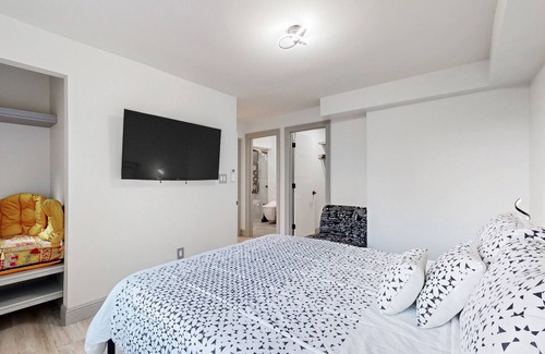 Northwest Portland Apartamento | Lower-level apartment with great views, hot tub, sauna, & yard - dog-friendly
