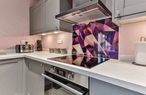 Sheffield Casa | Spacious Luxe Pad+Games Room-Walk to town