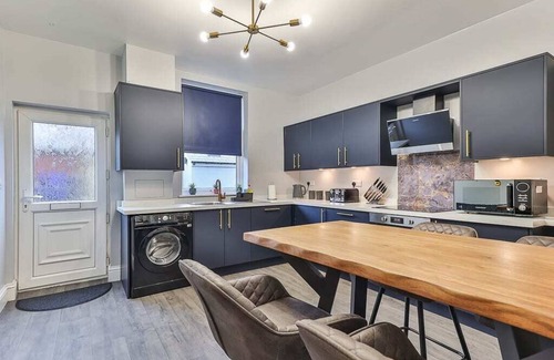 Sheffield Casa | Spacious Luxe Pad+Games Room-Walk to town