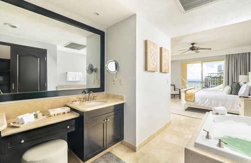 Punta Sam Complejo | Lujosa suite de 1 dormitorio frente al mar (1150 pies cuadrados) *PARA 4*