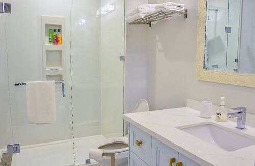 Clarkson Apartamento | Spacious & Luxurious family apartment in an Upscale Mississauga neighborhood