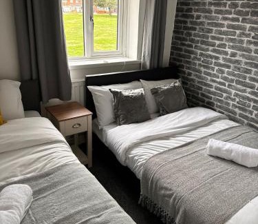 Walsall Casa | Spacious Luxurious Serviced Accommodation 1