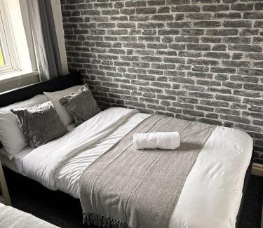 Walsall Casa | Spacious Luxurious Serviced Accommodation 1