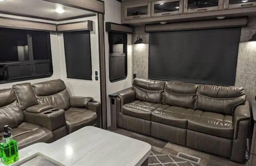 New Market Casa | Spacious Luxury 5th Wheel for 2