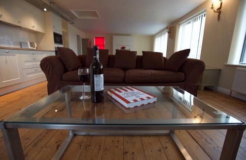 Ipswich Apartamento | Apartamento de lujo con servicio en Ipswich con dos camas y una terraza en la azotea