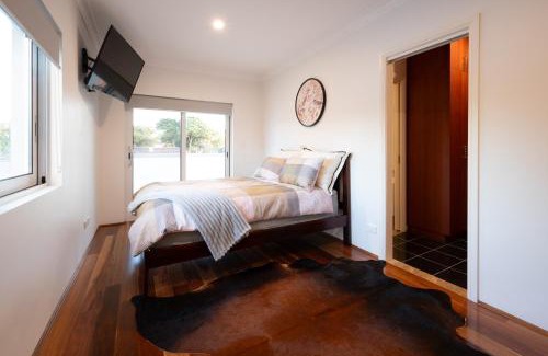 Eastlakes Casa | Spacious Luxury Home nr Sydney Airport, CBD & Beaches