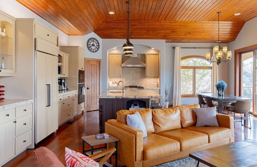 Oak Shores On Lake Austin Casa | Relax, Unwind & Play: Fire Pit, BBQ, Billiards & Lake Fun, 30 Mins from Austin