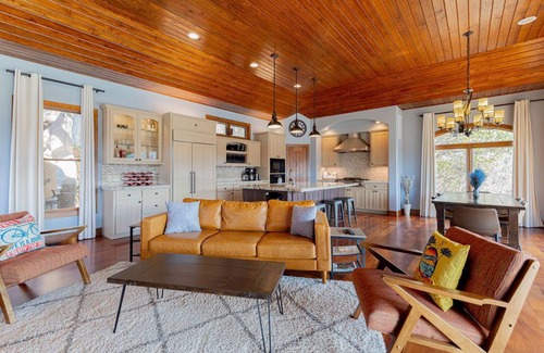 Oak Shores On Lake Austin Casa | Relax, Unwind & Play: Fire Pit, BBQ, Billiards & Lake Fun, 30 Mins from Austin