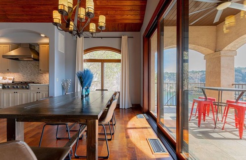 Oak Shores On Lake Austin Casa | Relax, Unwind & Play: Fire Pit, BBQ, Billiards & Lake Fun, 30 Mins from Austin