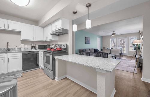 Pleasant Valley Apartamento | Spacious Luxury Retreat: 4 BR/4 BA Oasis near DT
