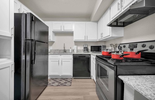 Pleasant Valley Apartamento | Spacious Luxury Retreat: 4 BR/4 BA Oasis near DT