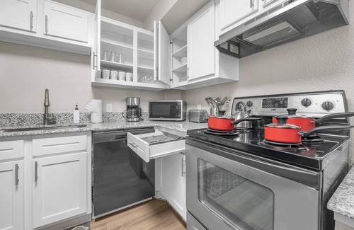 Pleasant Valley Apartamento | Spacious Luxury Retreat: 4 BR/4 BA Oasis near DT