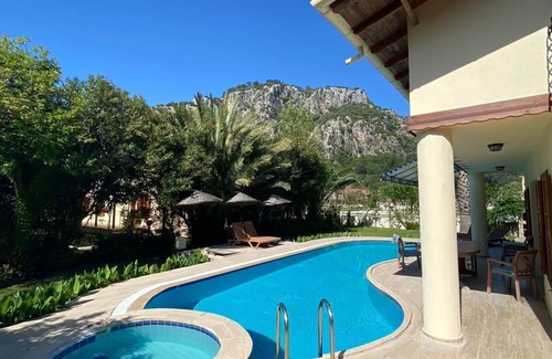 Dalyan City Center Villa | Amplia Villa de lujo con piscina propia y unas impresionantes vistas a la montaña