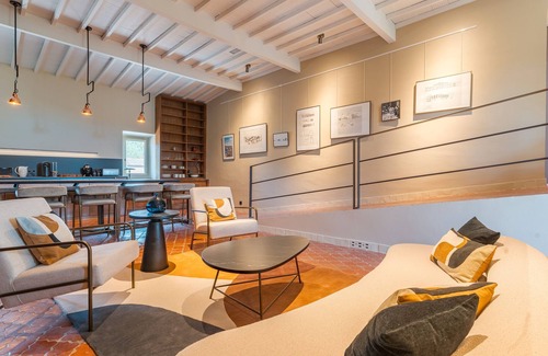 Chateauneuf-le-Rouge Apartamento | Spacious, modern loft in a château near Aix.