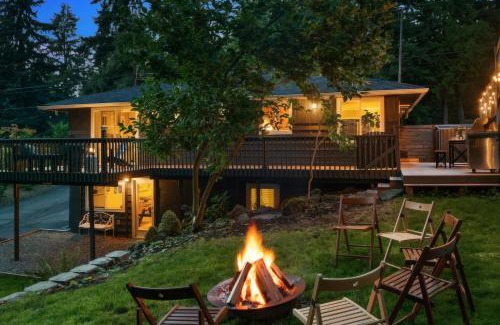 Edmonds Casa | Spacious Main Street Retreat for families and large groups