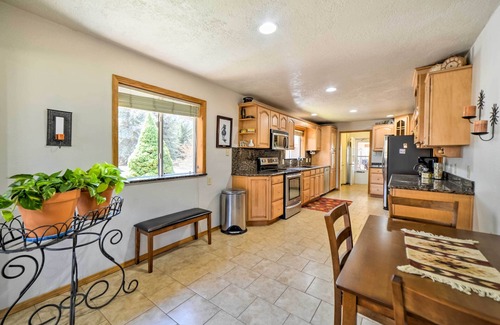 Mancos Casa | Amplio Mancos River Home w / Deck on Creek & Pond!