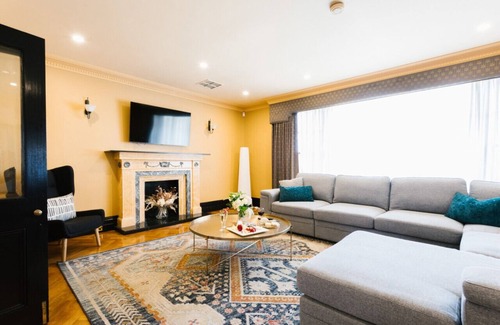 Lockleys Casa | Spacious Mansion Retreat: Enjoy the Beach & City
