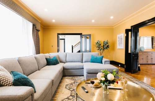 Lockleys Casa | Spacious Mansion Retreat: Enjoy the Beach & City