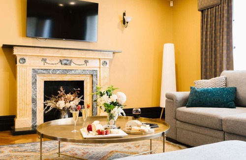 Lockleys Casa | Spacious Mansion Retreat: Enjoy the Beach & City