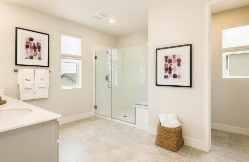 Peters Casa | Spacious Master Bedroom with Private Bath in Manteca Home