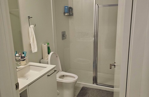 Fletchers Creek South Condominio | Spacious Master Ensuite Room w King Size Bed, Hi-Speed Wifi, A/C, Fan & Dresser