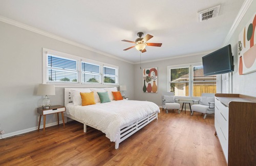 Del Mar Casa | Spacious MCM vacation home w/ private pool in the heart of Corpus Christi!!!!!!!