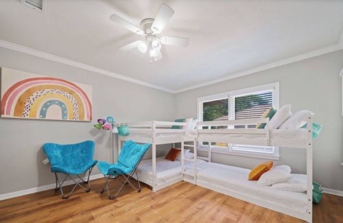 Del Mar Casa | Spacious MCM vacation home w/ private pool in the heart of Corpus Christi!!!!!!!