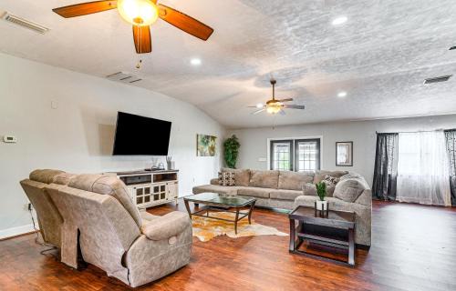 Micanopy Casa | Spacious Micanopy Farmhouse with Luxurious Pool!