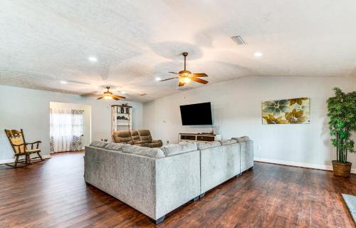Micanopy Casa | Spacious Micanopy Farmhouse with Luxurious Pool!