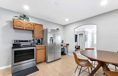 Wyandotte Apartamento | Spacious Mid Century Modern 1 Bed 1 Bath 65" TV
