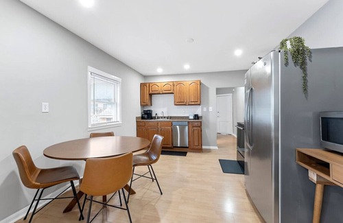 Wyandotte Apartamento | Spacious Mid Century Modern 1 Bed 1 Bath 65" TV