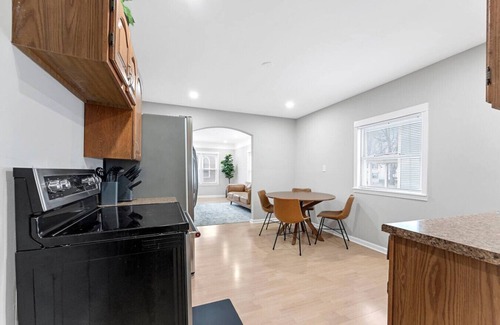 Wyandotte Apartamento | Spacious Mid Century Modern 1 Bed 1 Bath 65" TV