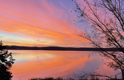 Nauvoo Casa | Spacious Midcentury Home right on the Mississippi River!