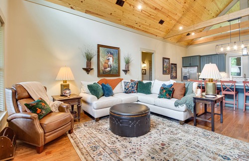 Midway Cabaña | Spacious Midway Cottage w/ Porches, Near Hunting!