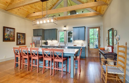 Midway Cabaña | Spacious Midway Cottage w/ Porches, Near Hunting!