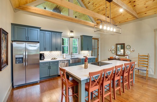 Midway Cabaña | Spacious Midway Cottage w/ Porches, Near Hunting!