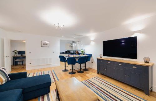 Bristol Apartamento | Spacious Modern 2-bed Parking & Wi-Fi & 65"OLED