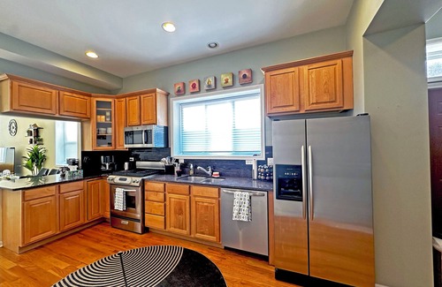 Noble Square Condominio | Spacious & Modern 3BD/2BA Home- Garage Parking!