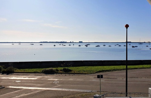 Port-Louis Apartamento | Spacious, modern apartment facing the beach