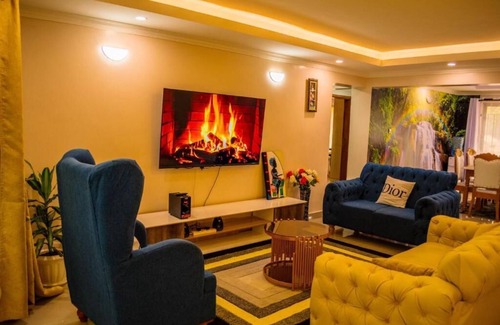 Nakuru Cama Y Desayuno | Spacious modern apartment, home away from home!