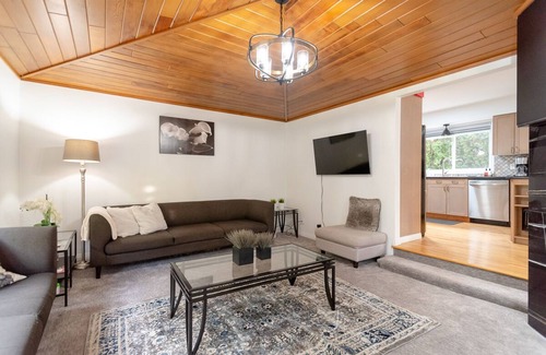 White Rock Casa | Spacious & Modern by the Beach ~ King & Queen Beds