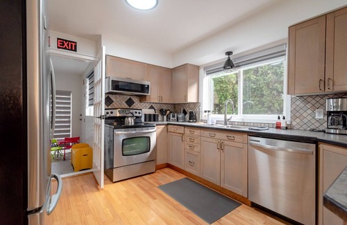White Rock Casa | Spacious & Modern by the Beach ~ King & Queen Beds