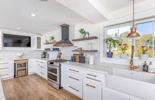 Catskill Otro | Spacious Modern Catskill Farmhouse - Hot Tub, Pool, Fire-Pit, Views