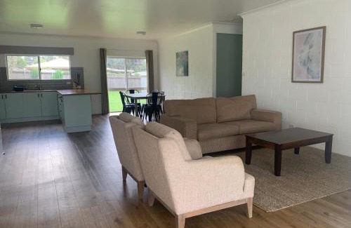 Atherton Casa | Spacious, Modern & Central