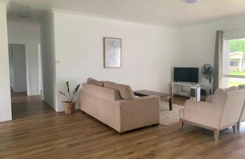 Atherton Casa | Spacious, Modern & Central